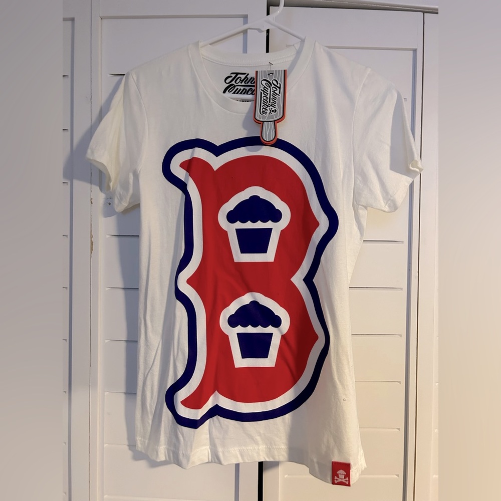 Johnny cupcakes Boston B tshirt